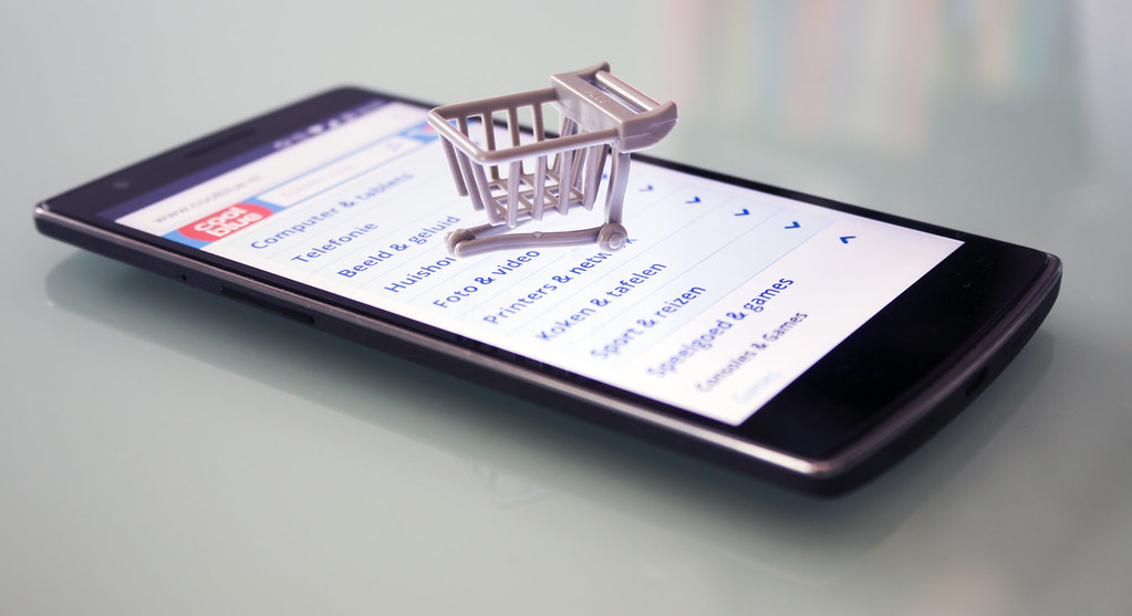 Zakupy online — sklep internetowy na laptopie