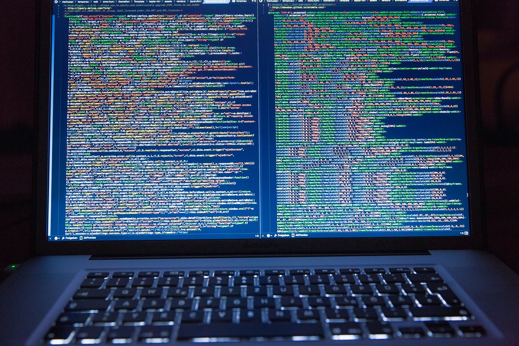 Laptop z otwartym panelem zarządzania stroną internetową